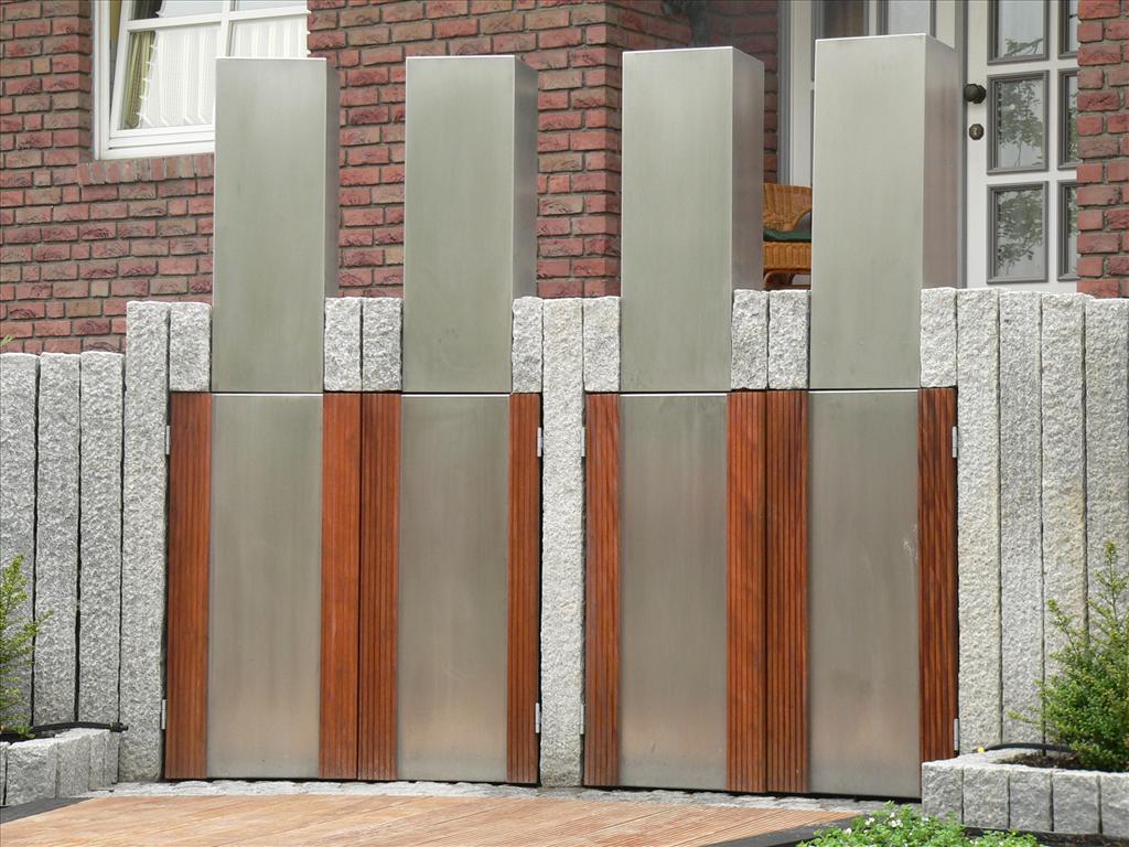 Mit Edelstahl verkleideter Müllcontainer.